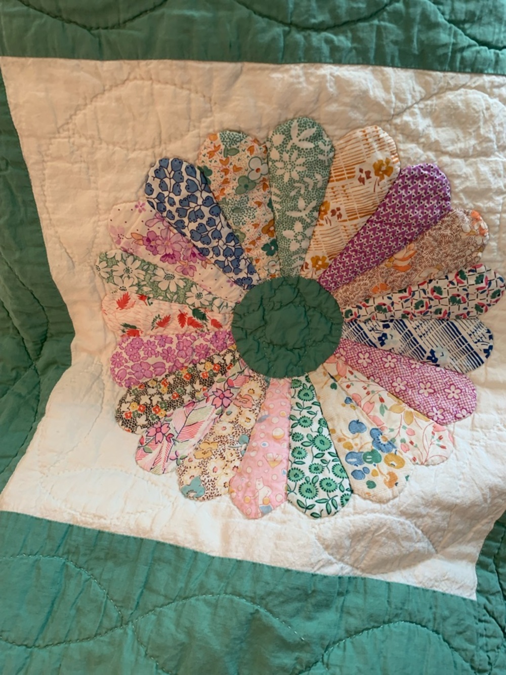 Vintage Handmade Green Dresden Plate Quilt - Pastel Floral Patchwork - Picture 2 of 7